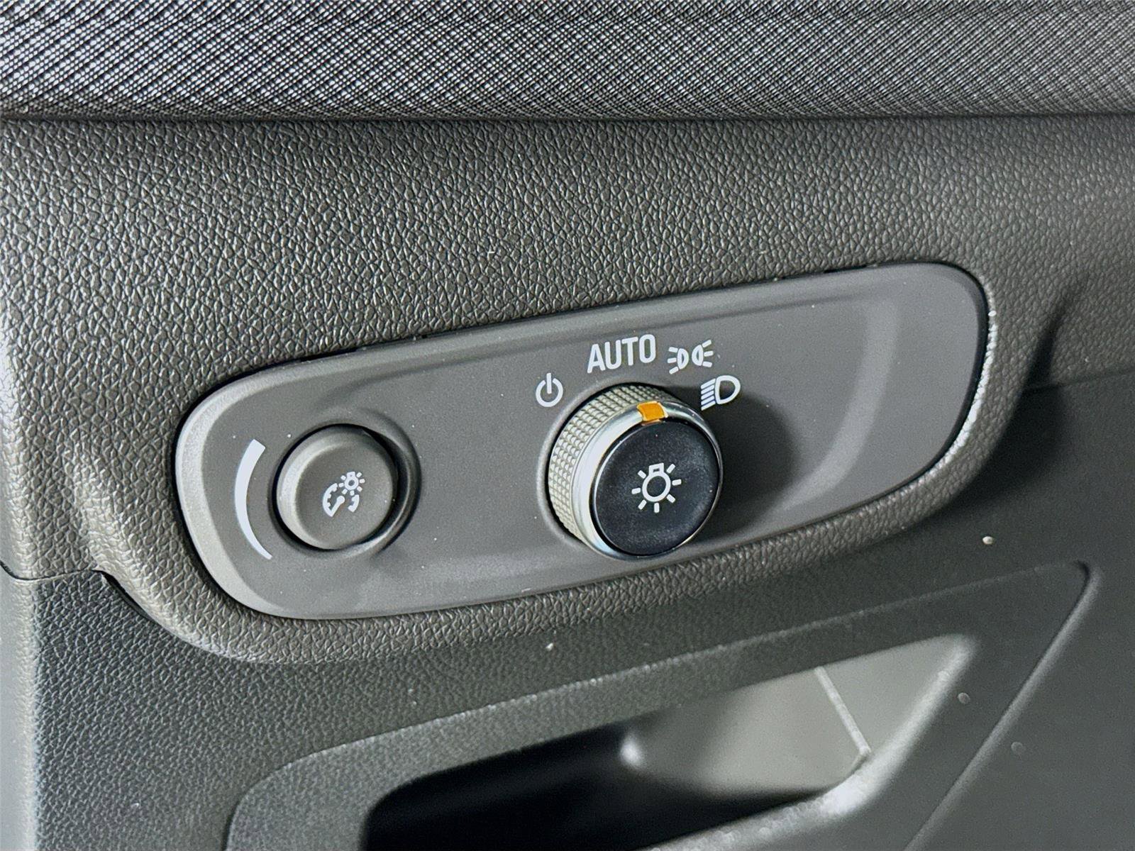 Used 2025 Chevrolet TrailBlazer RS w/ Convenience Package image 12