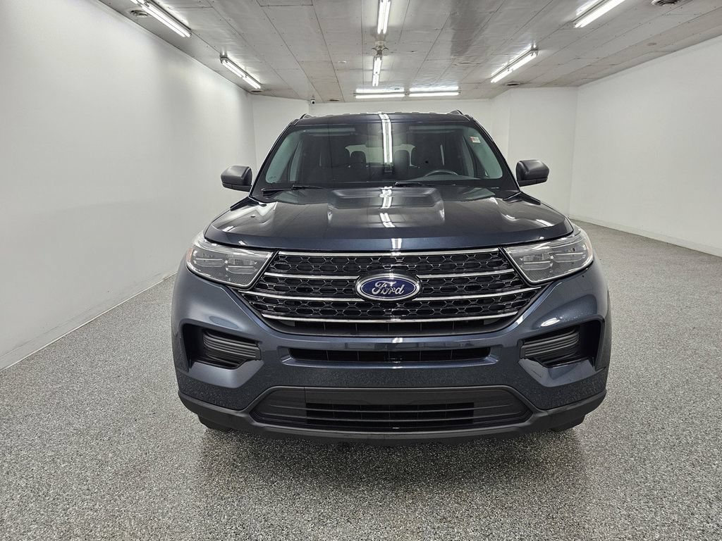 Used 2023 Ford Explorer XLT AWD/4WD image 2