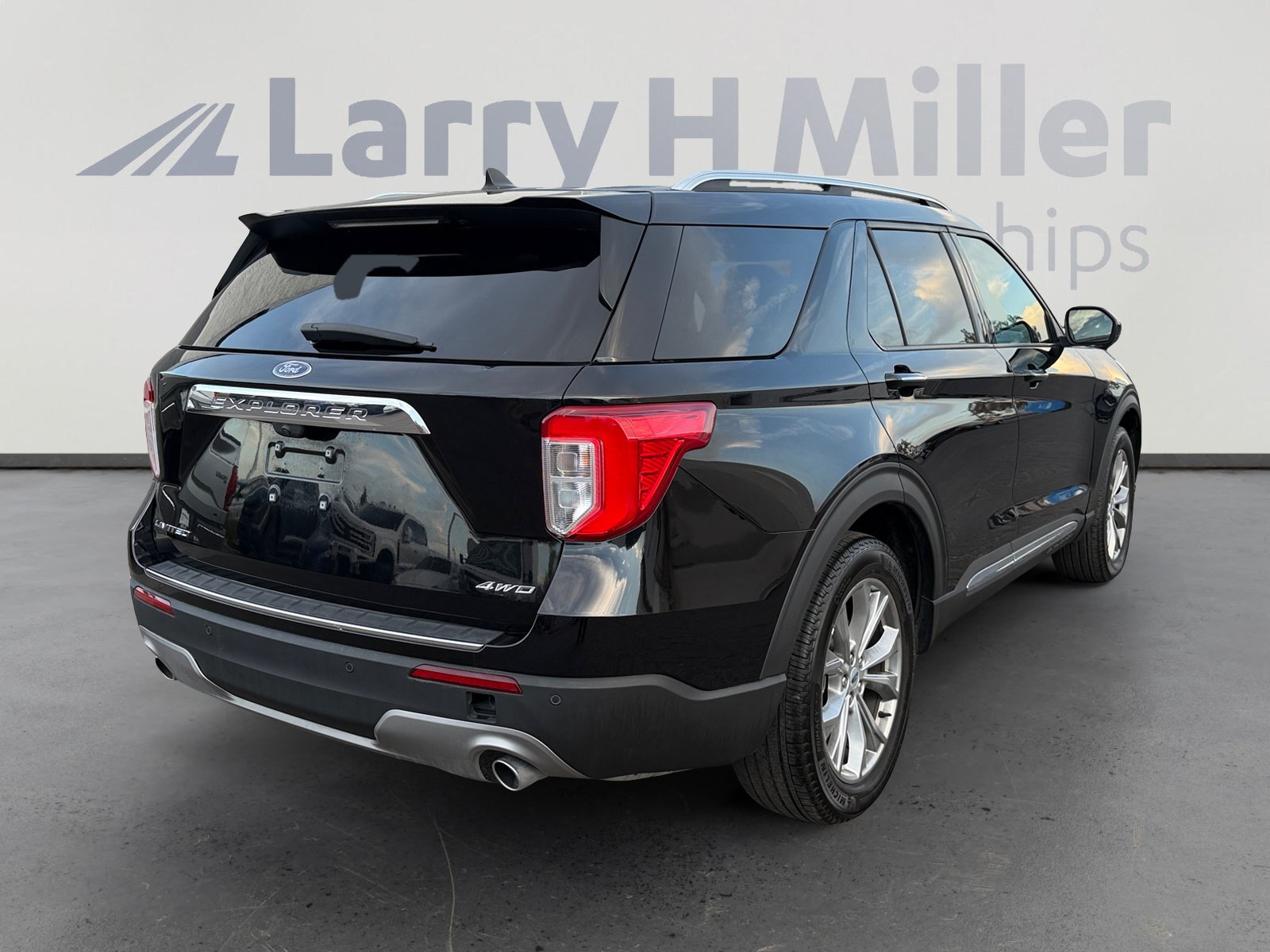 Used 2023 Ford Explorer Limited AWD/4WD image 5