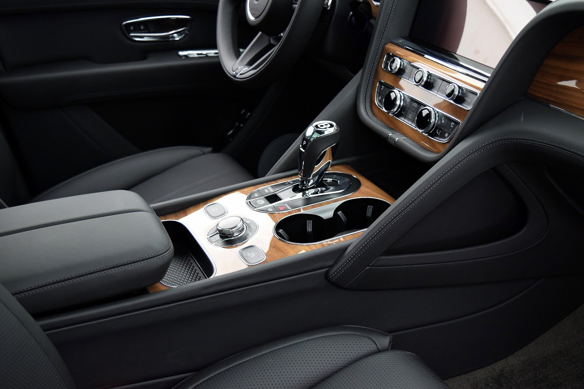 Certified 2021 Bentley Bentayga Plug-In Hybrid AWD/4WD image 27