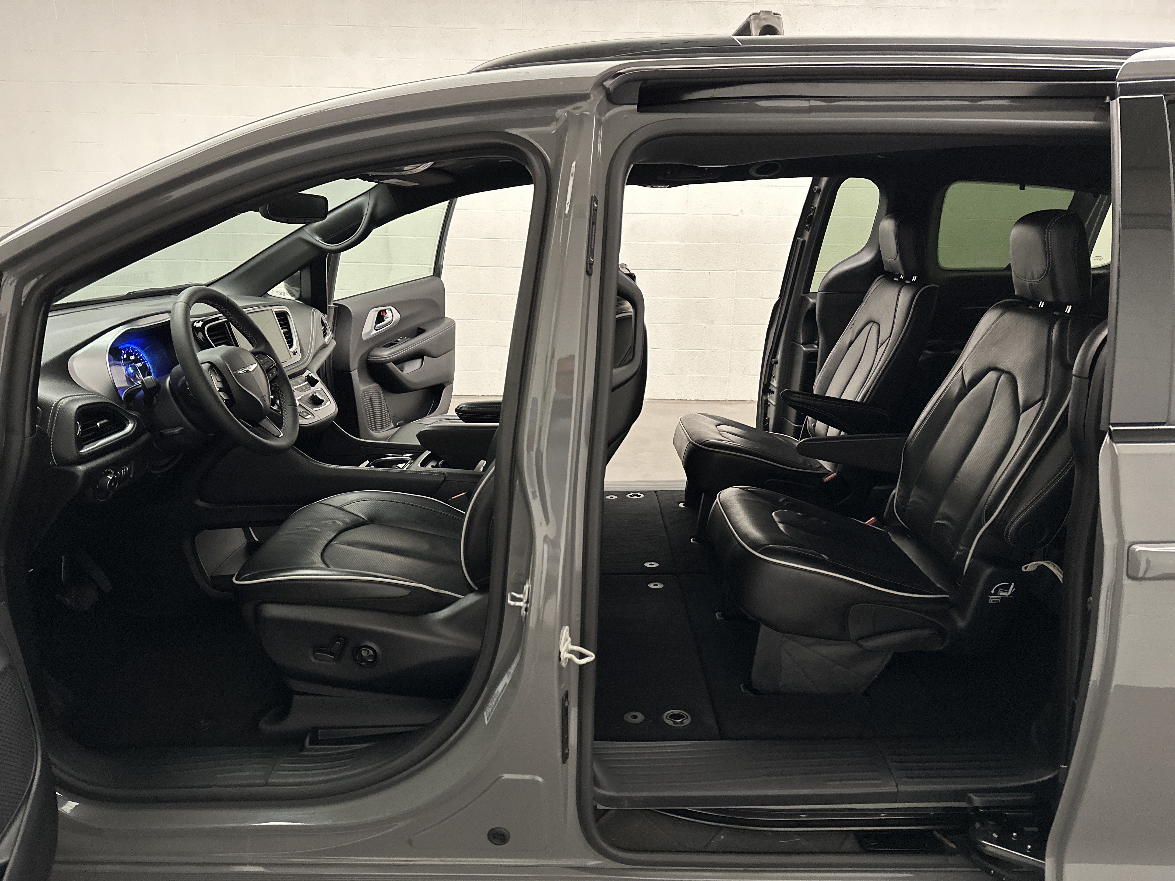 Used 2025 Chrysler Pacifica Limited FWD image 18
