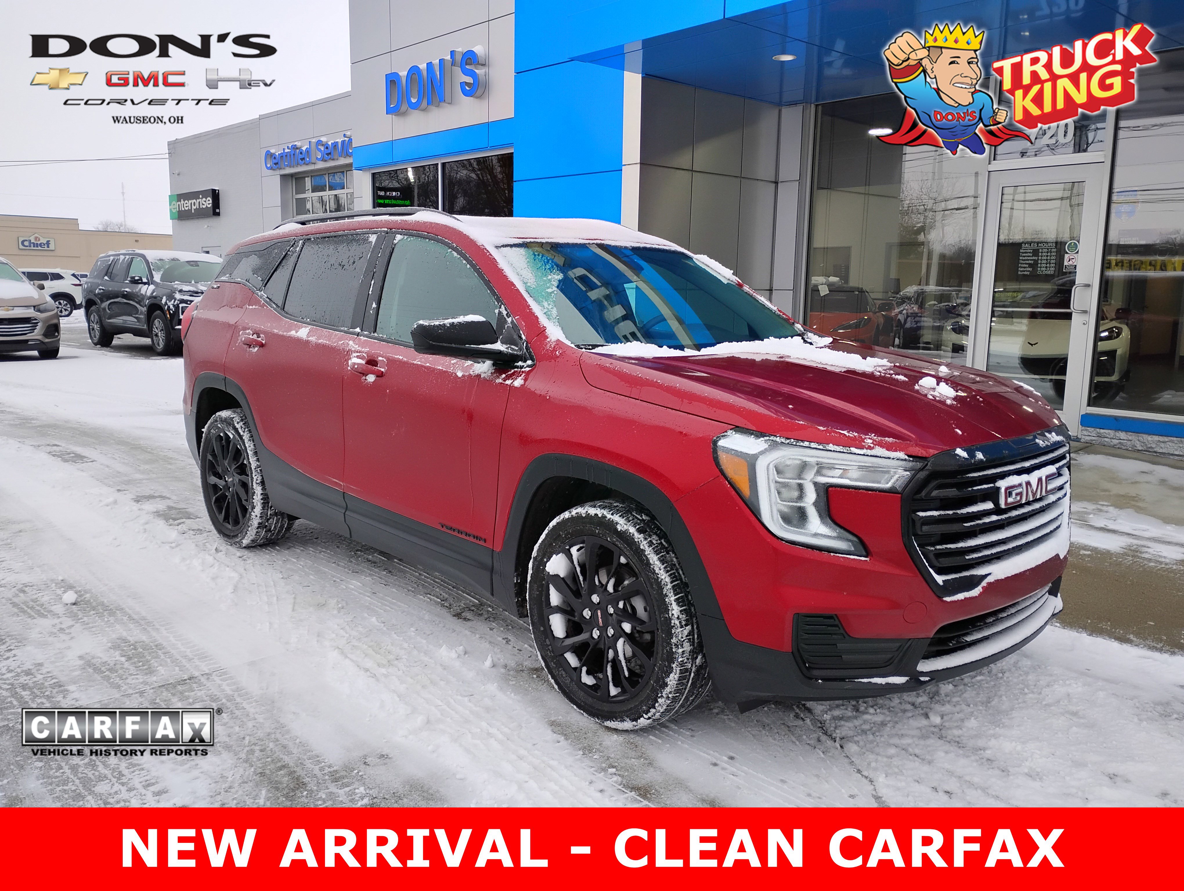 Used 2024 GMC Terrain SLE w/ Driver Convenience Package image 1