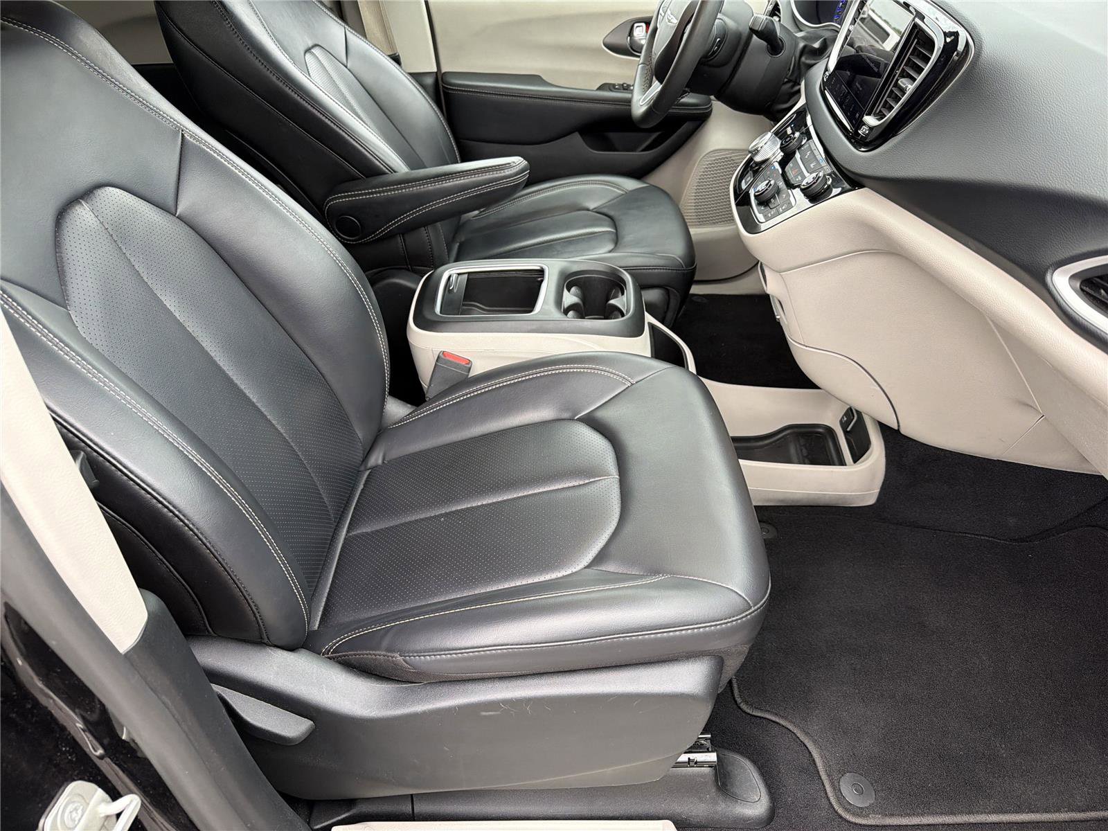 Used 2023 Chrysler Pacifica Touring-L FWD image 12