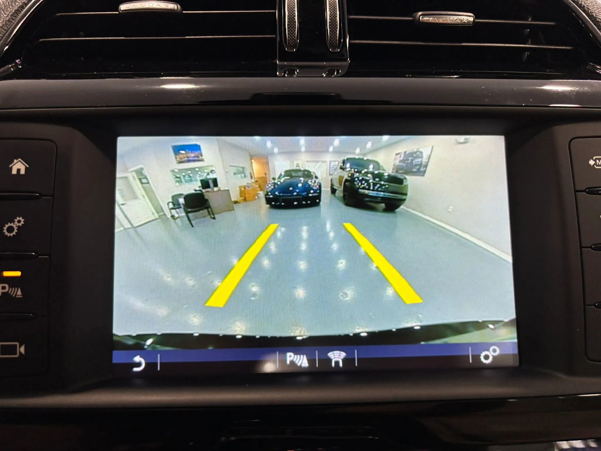 Used 2017 Jaguar XE Premium image 34