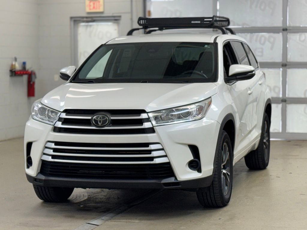 Used 2018 Toyota Highlander LE FWD image 3