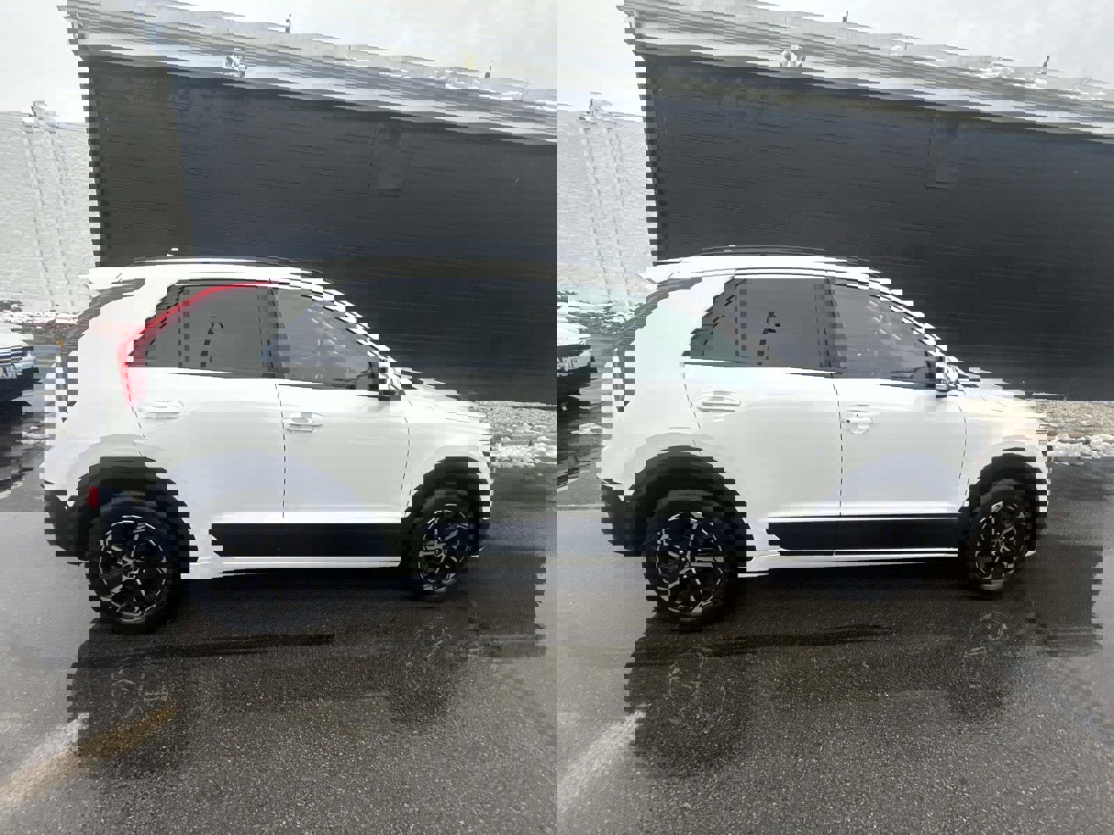 Used 2023 Kia Niro EX image 3