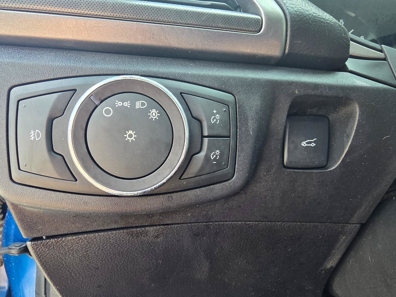 Used 2017 Ford Fusion SE w/ Equipment Group 201A FWD image 17