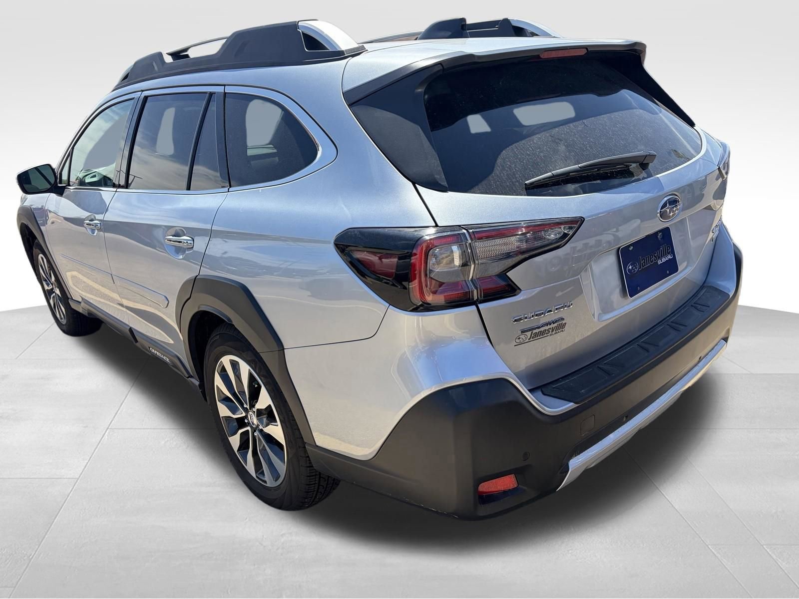 Certified 2025 Subaru Outback Touring AWD/4WD image 4
