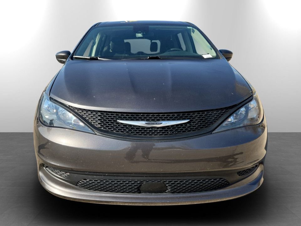 Used 2023 Chrysler Voyager LX image 4