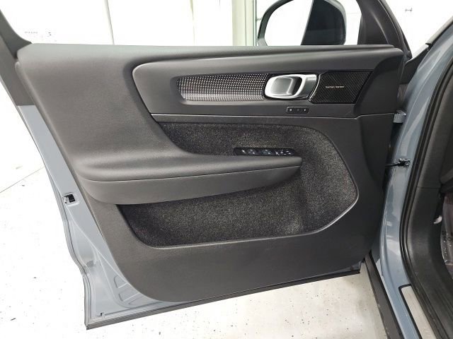 Used 2022 Volvo XC40 P8 Recharge Ultimate image 11