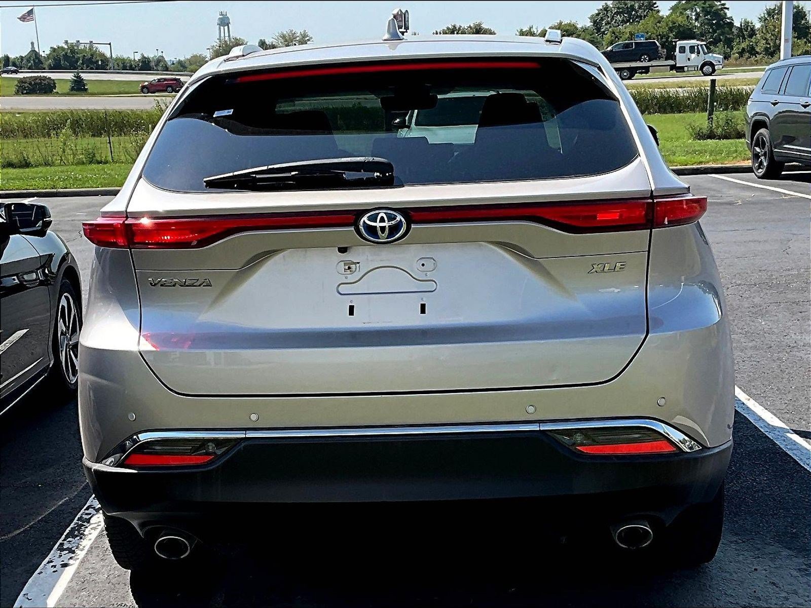 Used 2024 Toyota Venza XLE AWD/4WD image 3