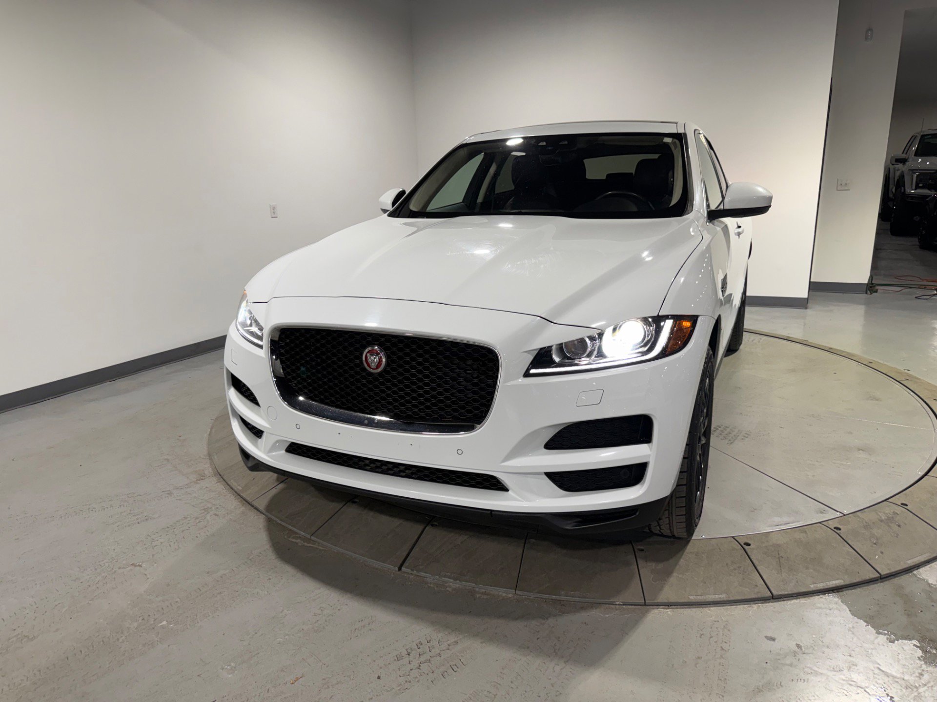 Used 2019 Jaguar F-PACE Prestige image 4
