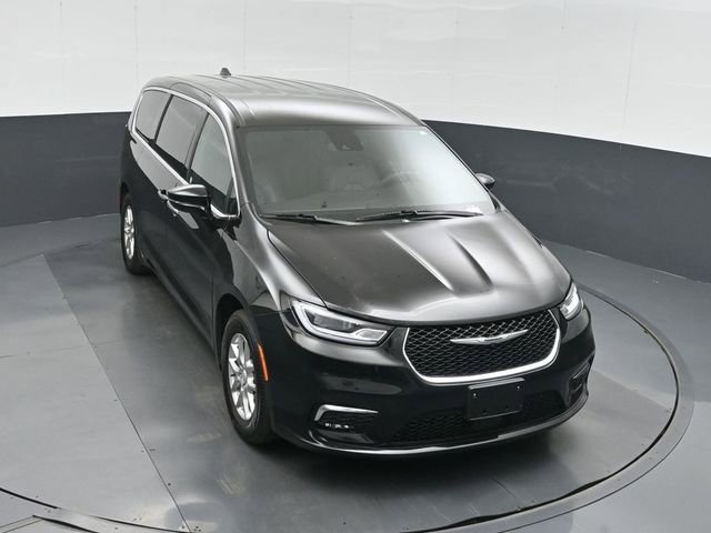 Used 2025 Chrysler Pacifica Select image 37