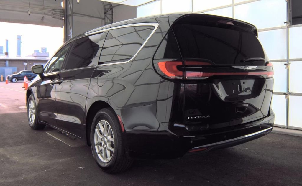 Used 2024 Chrysler Pacifica Touring-L image 33