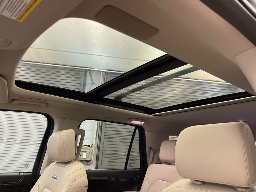 Used 2024 Ford Expedition Platinum image 19