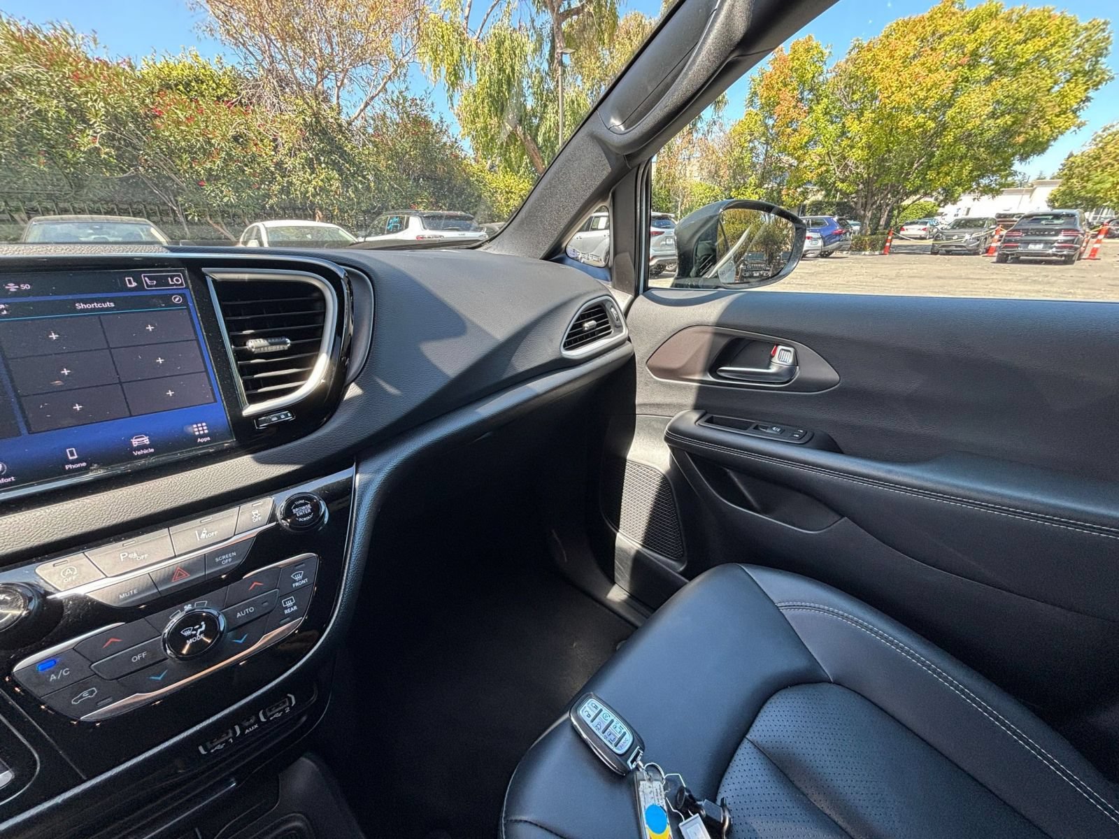Used 2025 Chrysler Pacifica Select FWD image 37