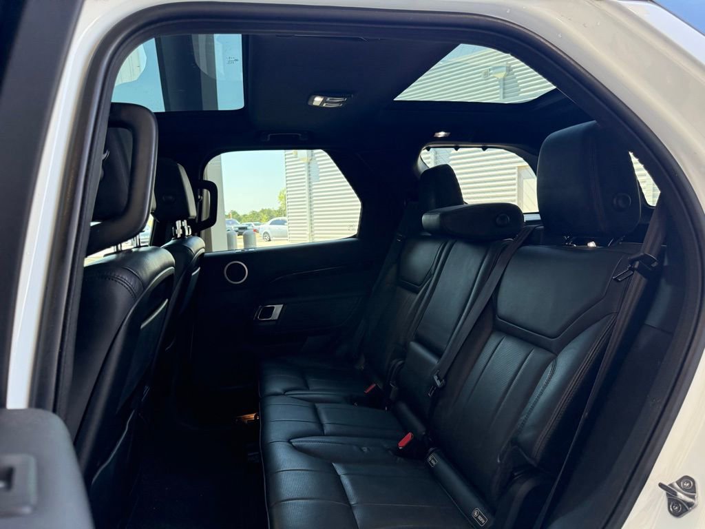 Used 2018 Land Rover Discovery SE image 19