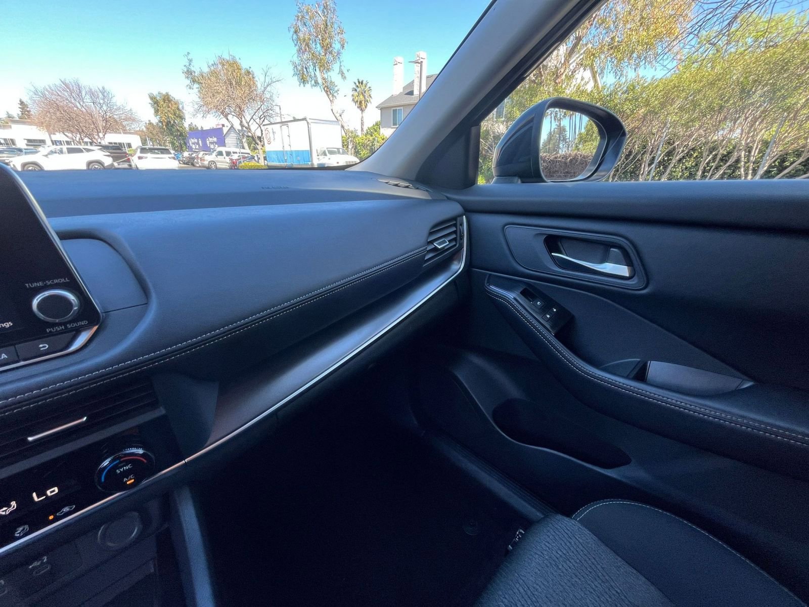 Used 2025 Nissan Rogue SV image 37