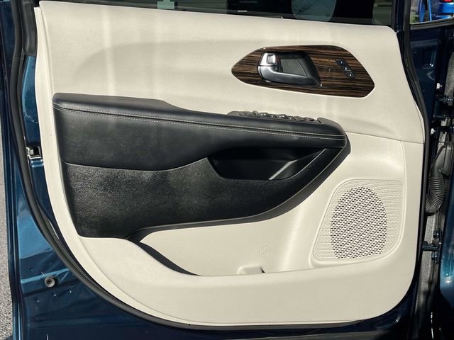 Used 2023 Chrysler Pacifica Limited image 15