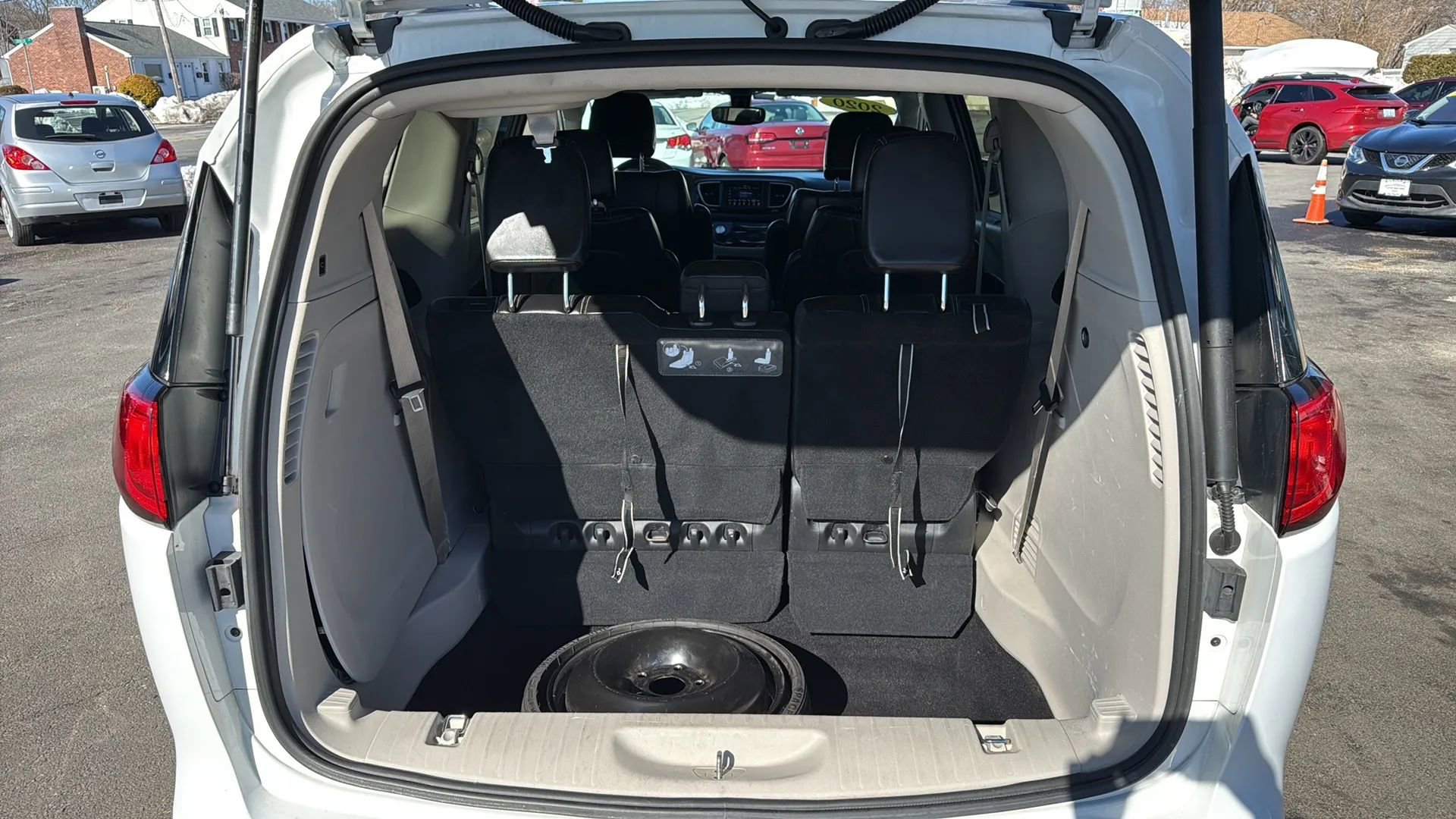 Used 2020 Chrysler Voyager Lxi image 8