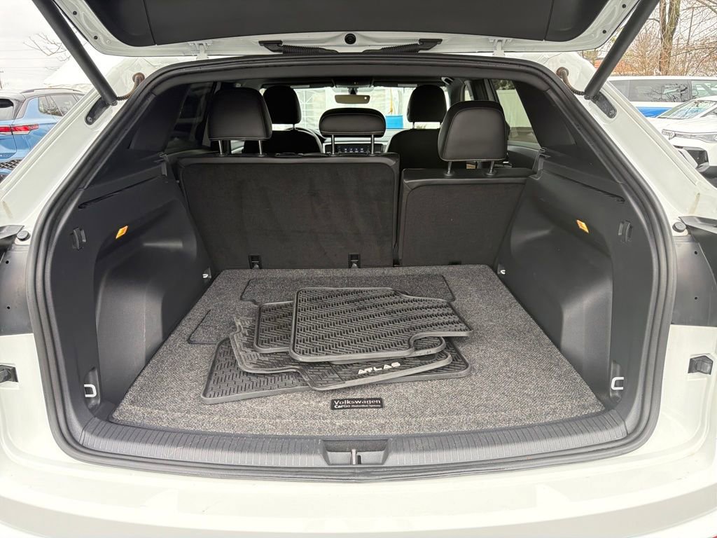 Used 2022 Volkswagen Atlas Cross Sport SE w/ Black Wheel Package image 27