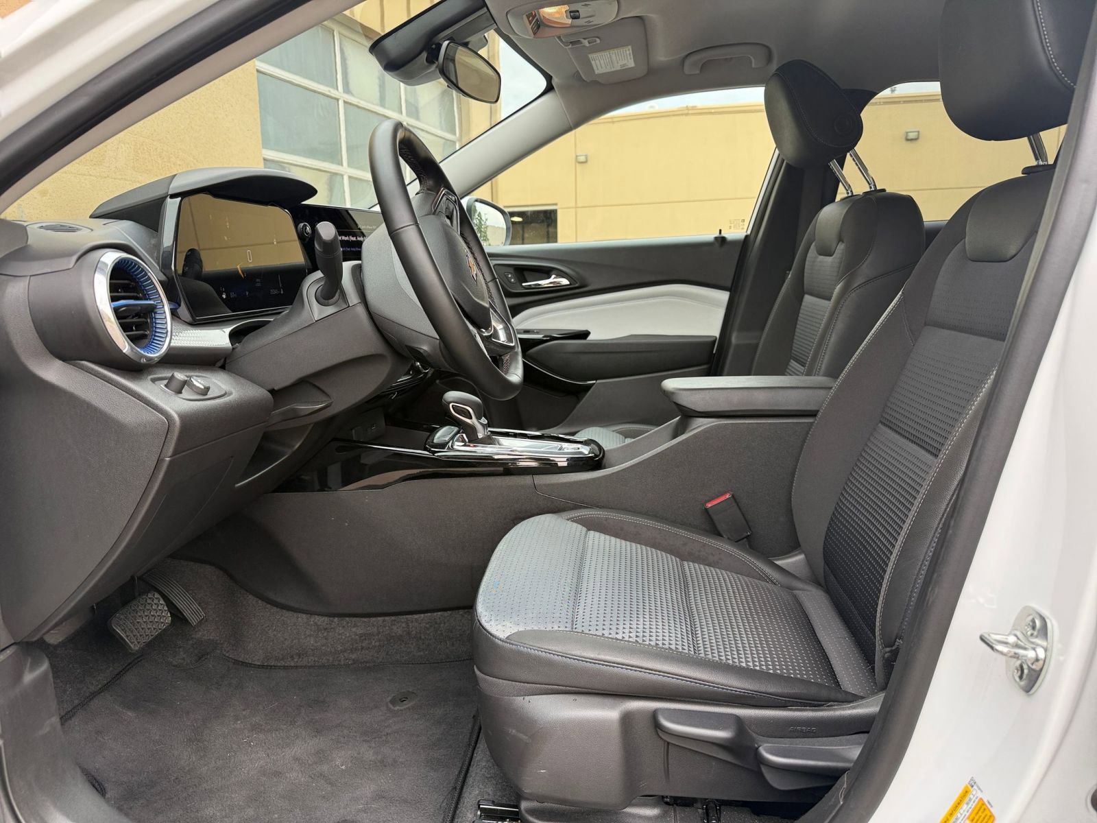 Used 2025 Chevrolet Trax LT w/ LT Convenience Package FWD image 28