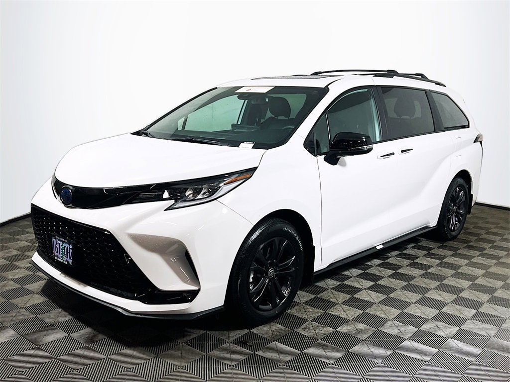 Certified 2025 Toyota Sienna XSE w/ XSE Premium Package image 4