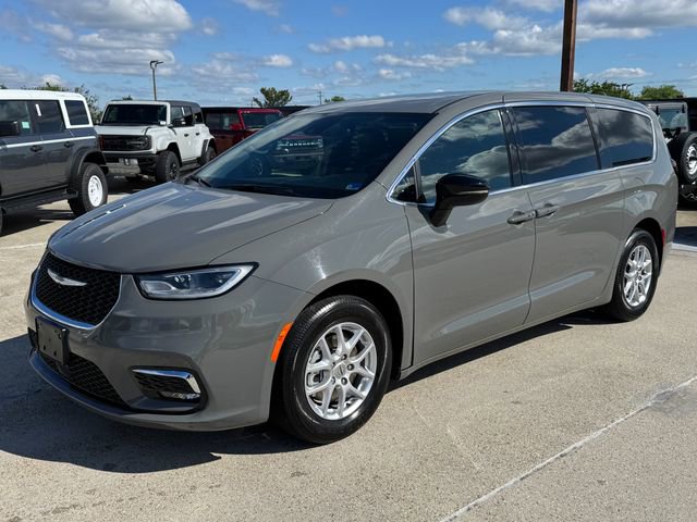 Used 2025 Chrysler Pacifica Select FWD image 12