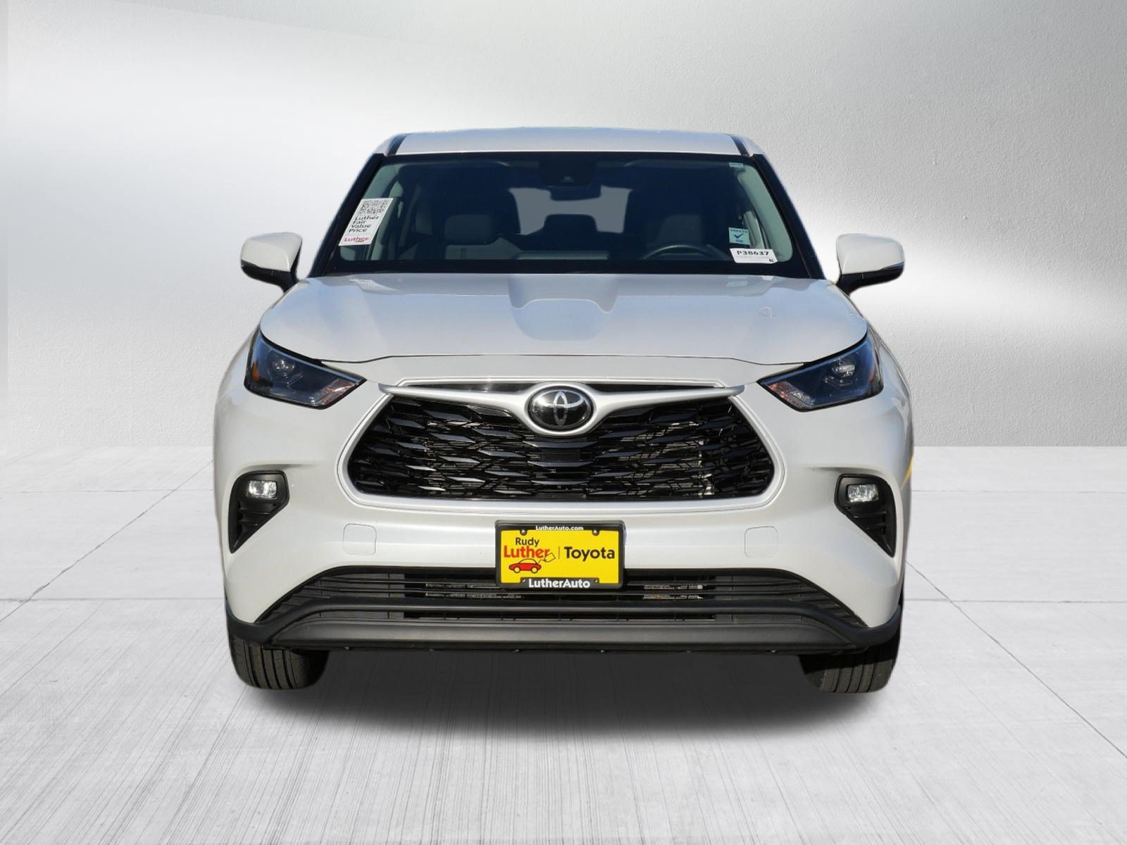 Used 2025 Toyota Highlander LE AWD/4WD image 2