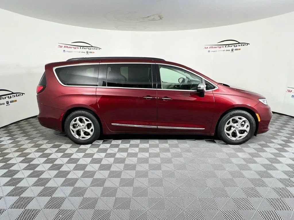 Used 2023 Chrysler Pacifica Limited FWD image 9