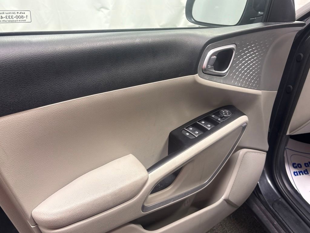 Used 2025 Kia Soul LX w/ LX Technology Package FWD image 10