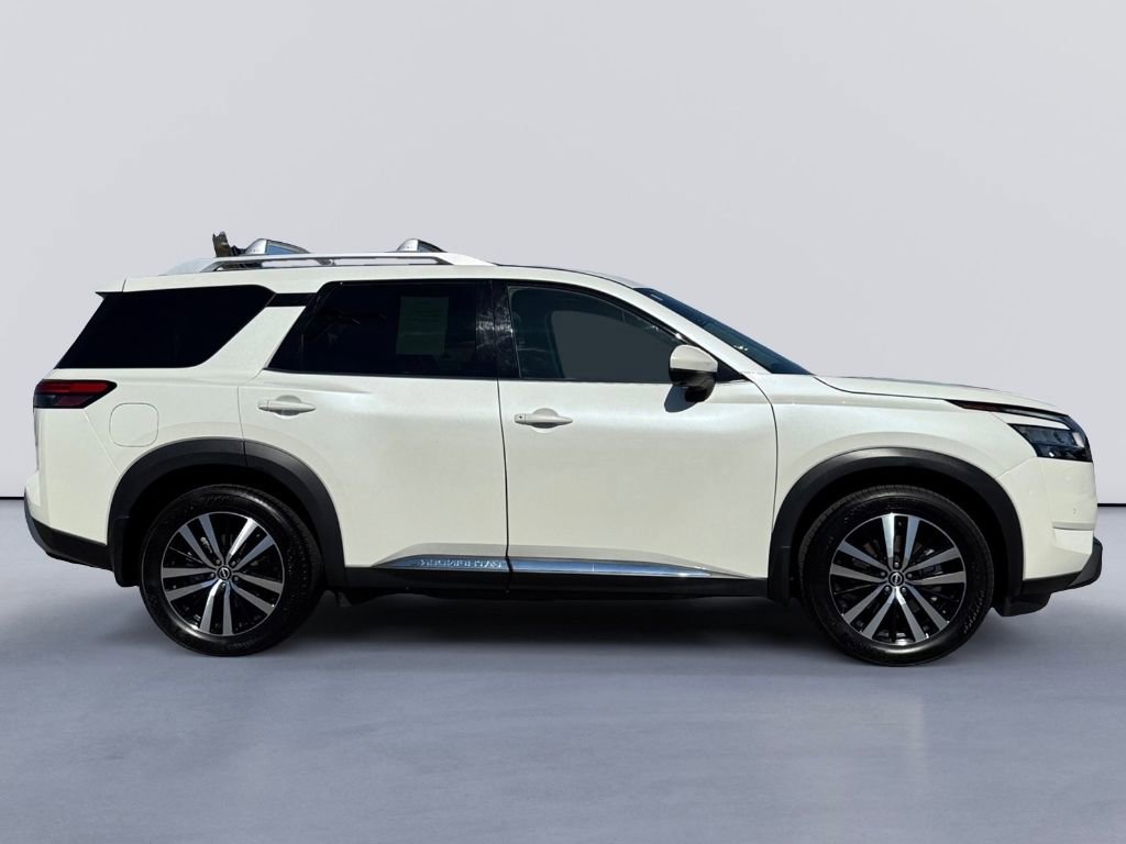 Used 2024 Nissan Pathfinder Platinum image 4