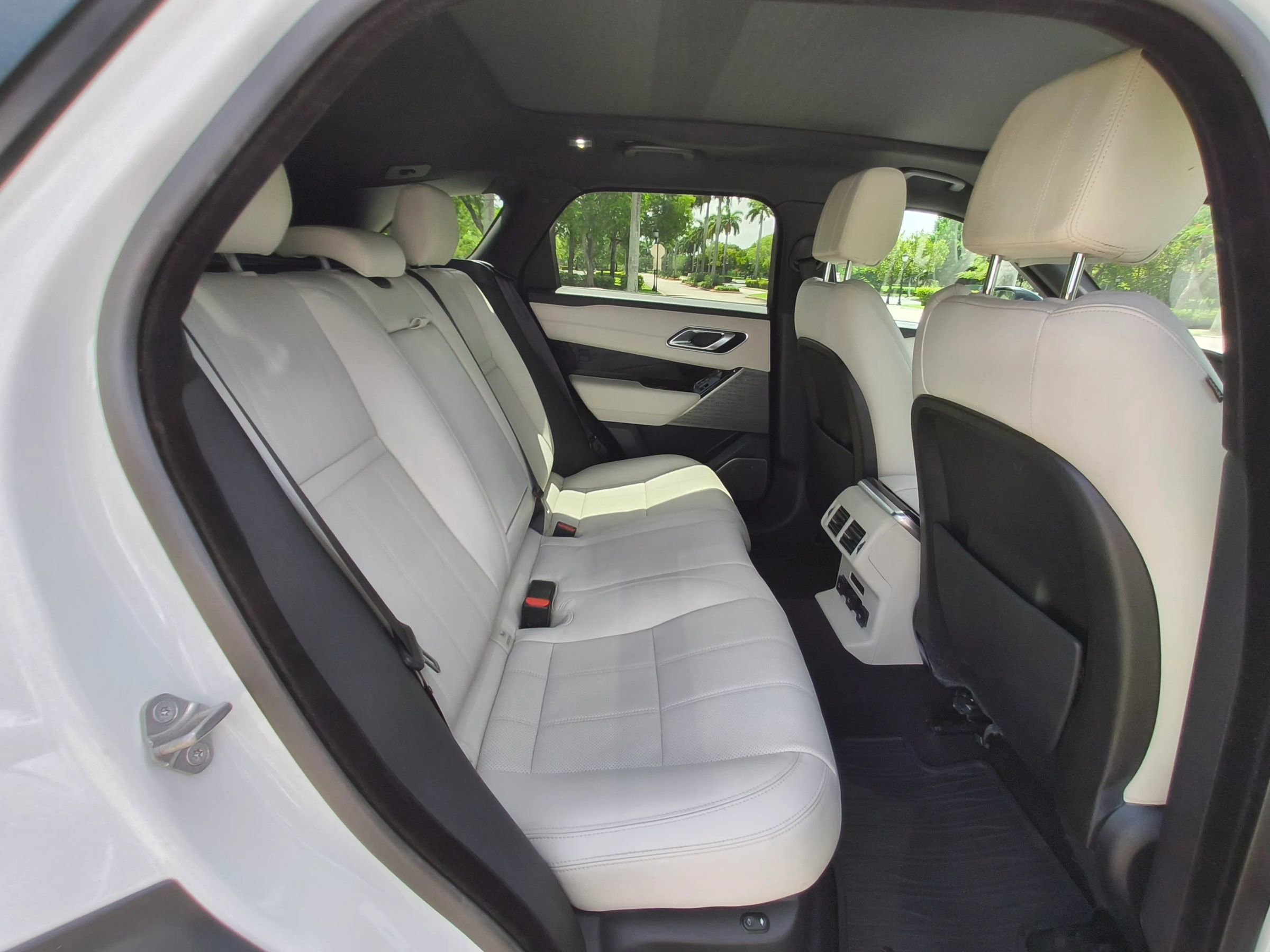 Used 2019 Land Rover Range Rover Velar R-Dynamic SE image 31