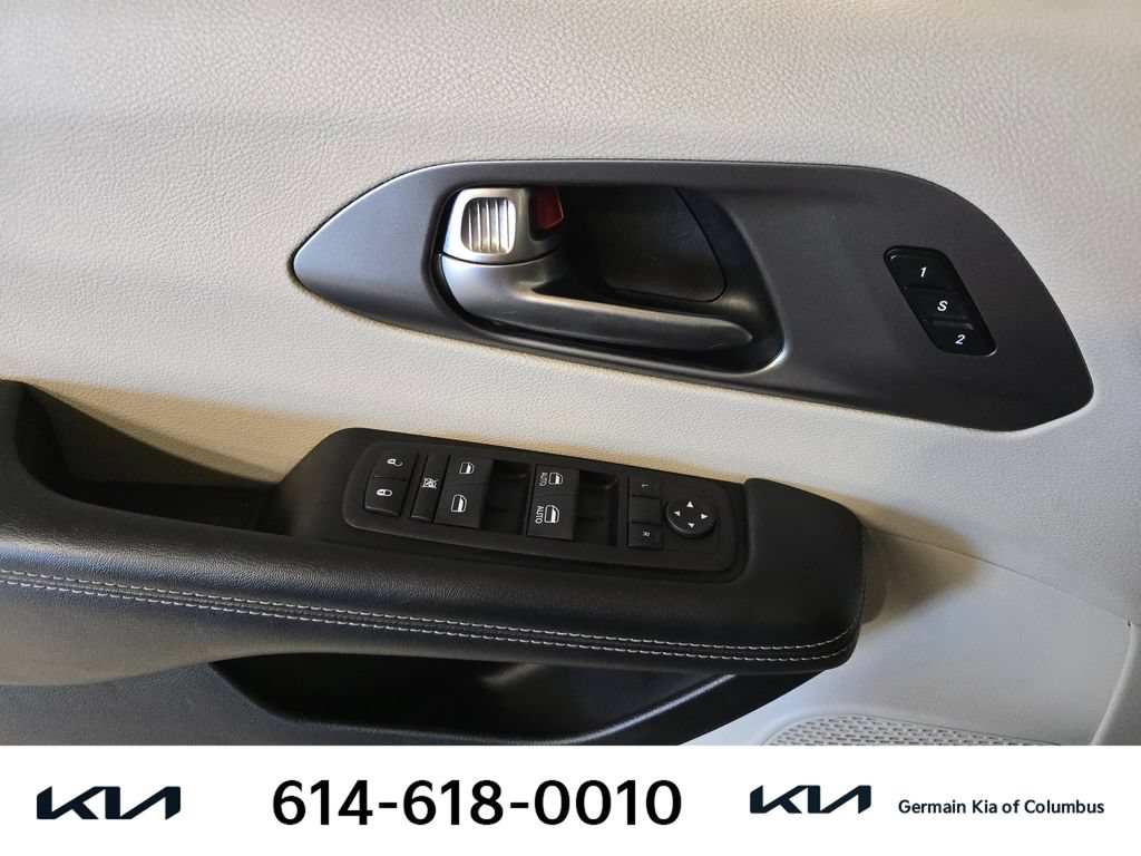 Used 2022 Chrysler Pacifica Touring-L FWD image 25