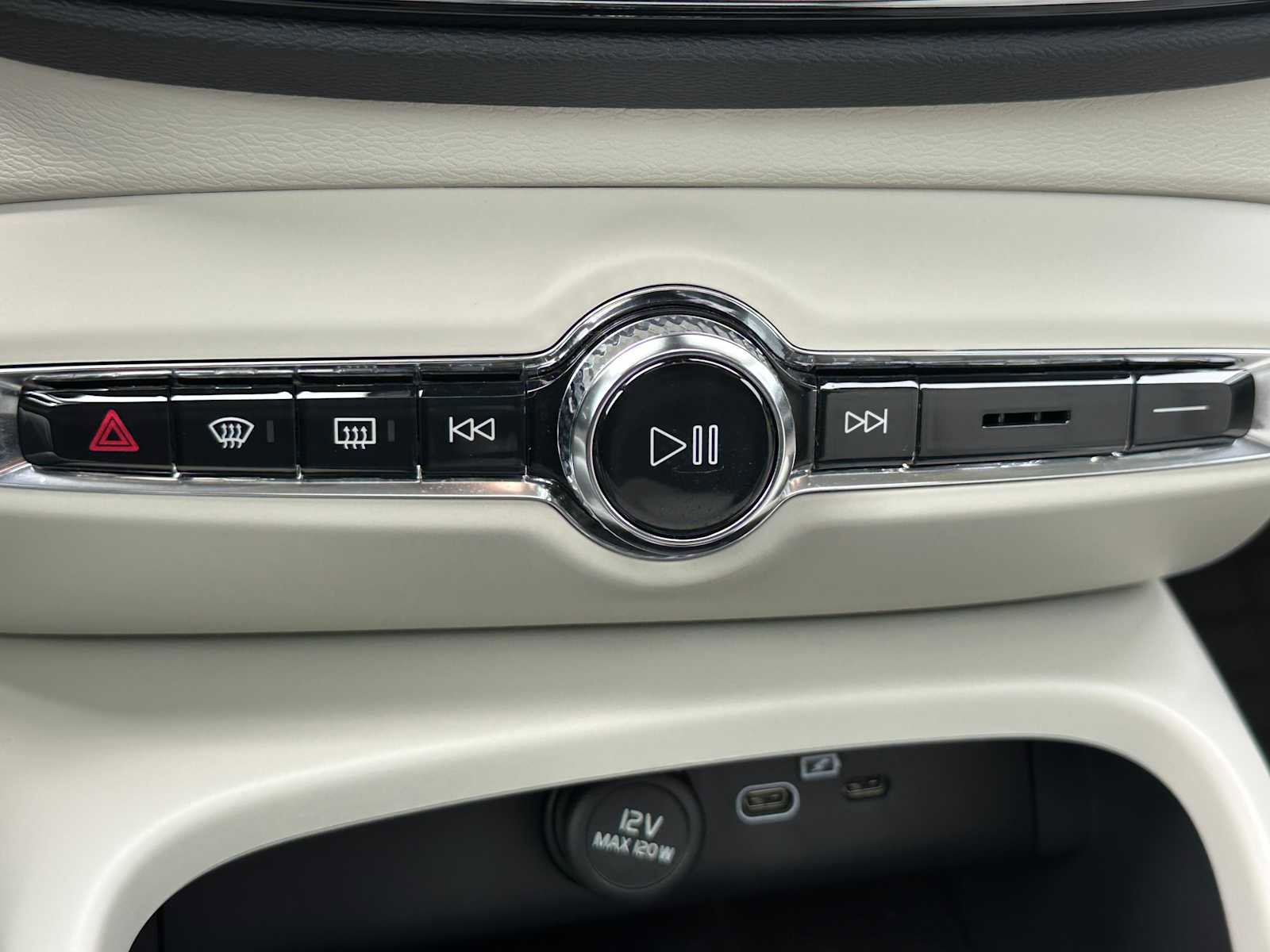 Certified 2023 Volvo XC40 B5 Plus w/ Protection Package Premier AWD/4WD image 30