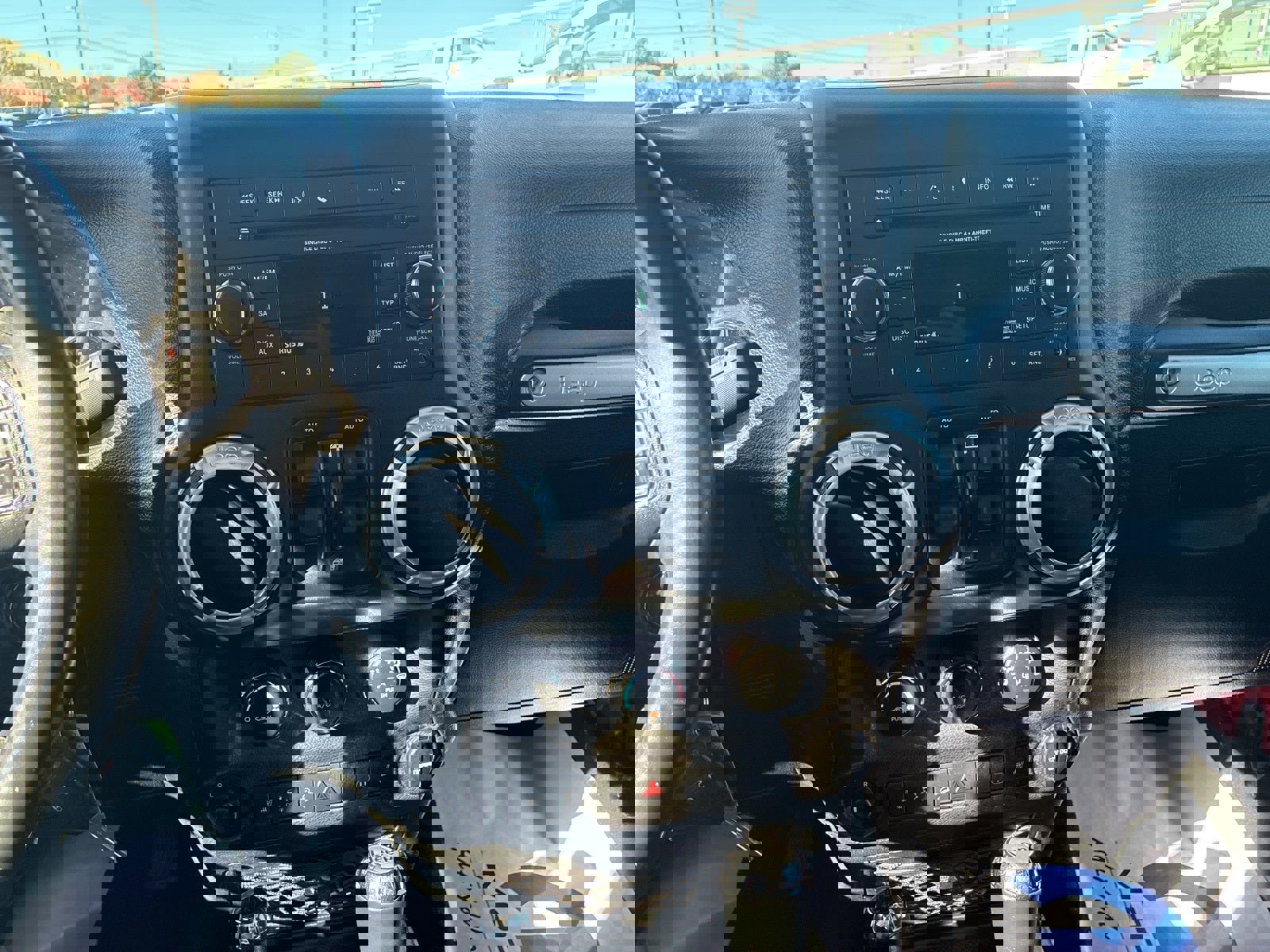 Used 2018 Jeep Wrangler Unlimited Rubicon w/ Connectivity Group image 20