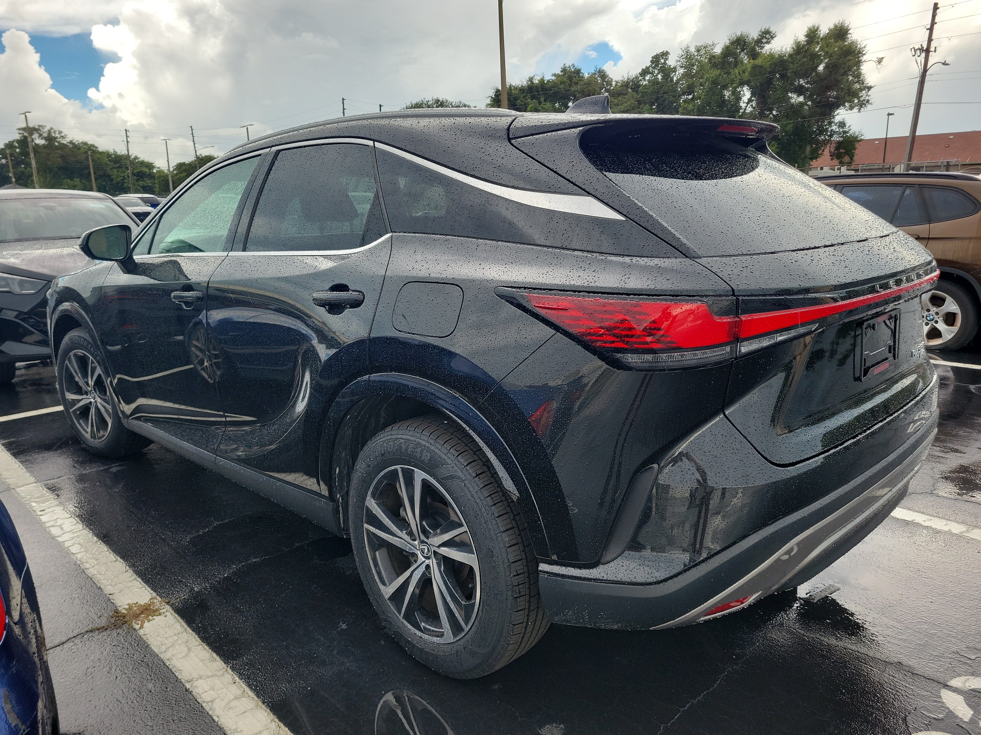 Used 2023 Lexus RX 350 Premium w/ Accessory Package AWD/4WD image 4