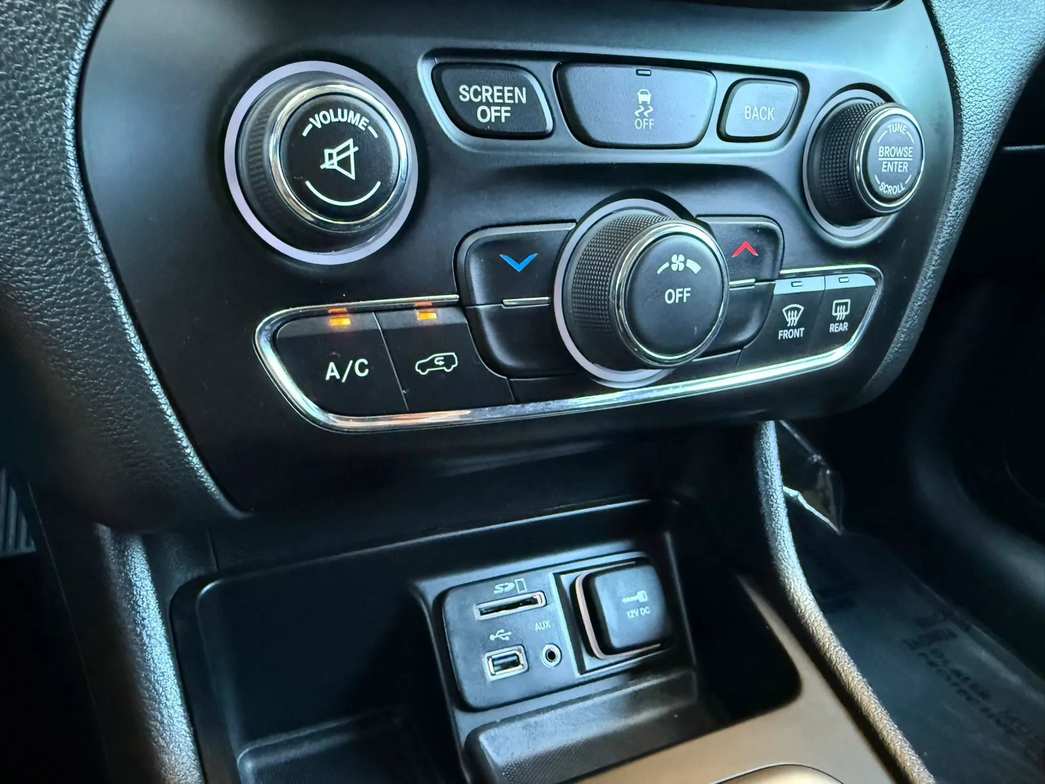Used 2017 Jeep Cherokee Latitude w/ Safety/Convenience Group FWD image 35