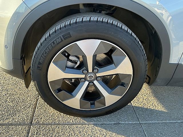 Used 2025 Volvo XC40 B5 Plus image 13