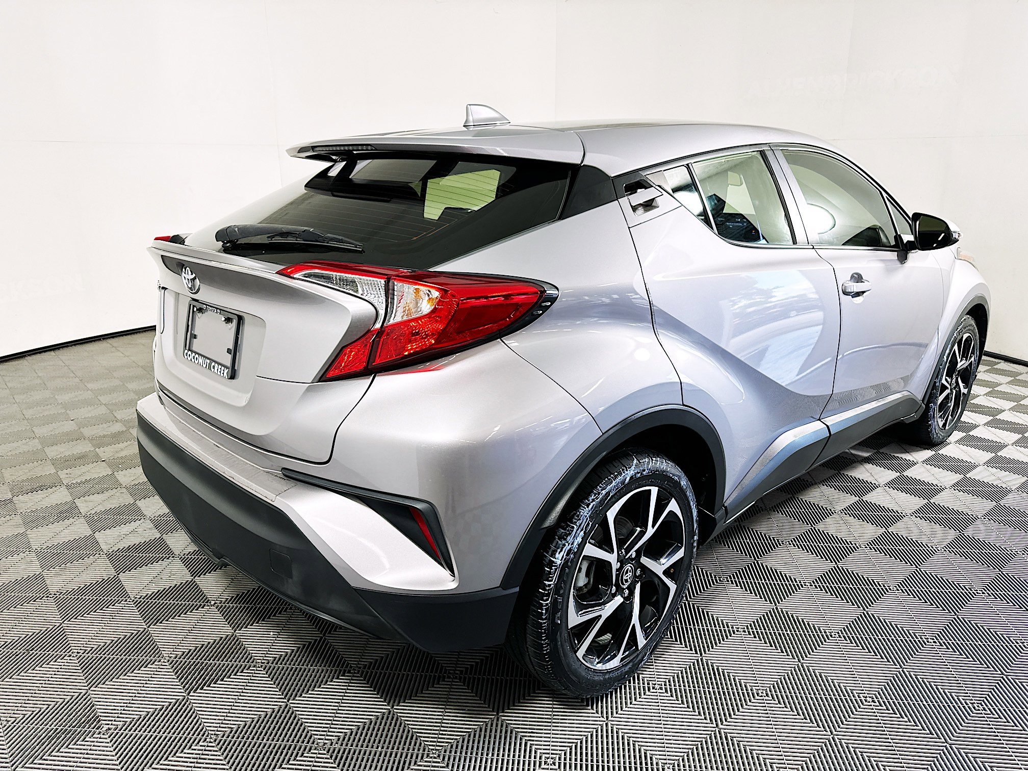 Used 2020 Toyota C-HR XLE FWD image 3