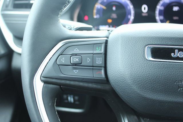 Used 2025 Jeep Grand Cherokee Laredo w/ Luxury Tech Group I AWD/4WD image 24