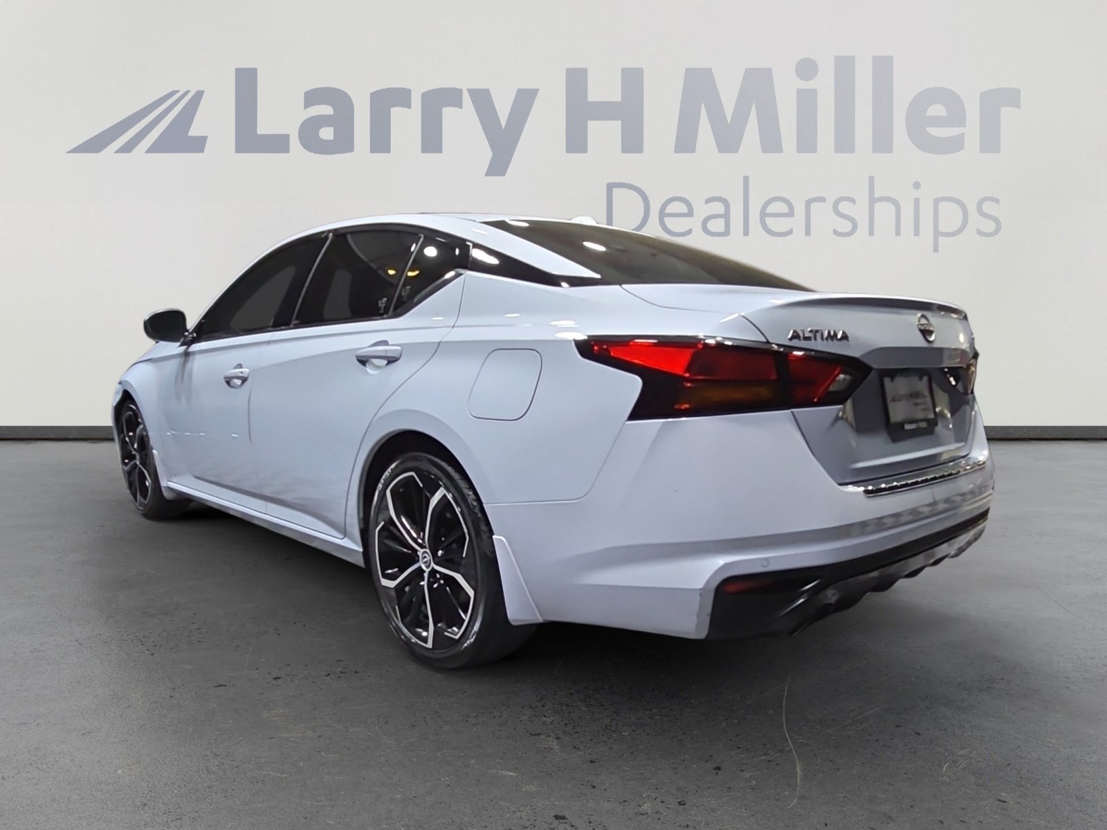 Used 2023 Nissan Altima 2.5 SR image 3