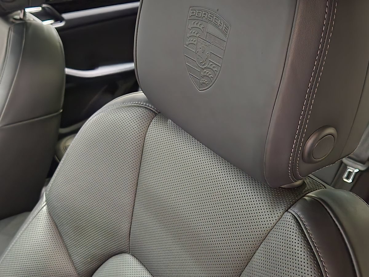 Used 2023 Porsche Macan AWD/4WD image 32