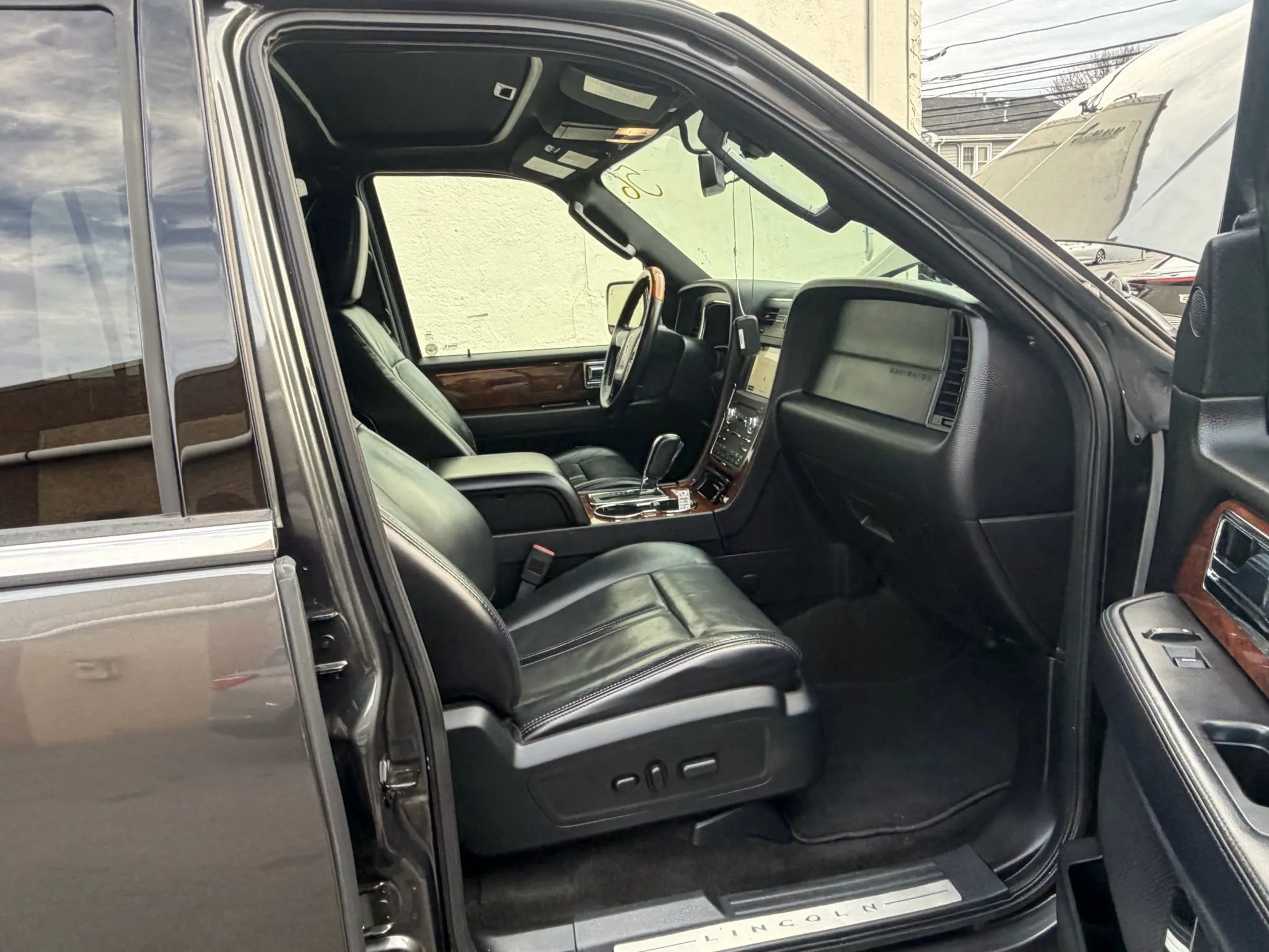 Used 2016 Lincoln Navigator Select image 12