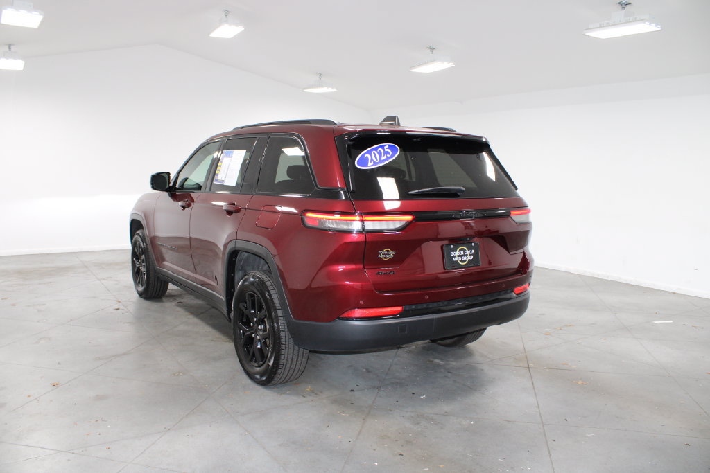Used 2025 Jeep Grand Cherokee Altitude AWD/4WD image 7