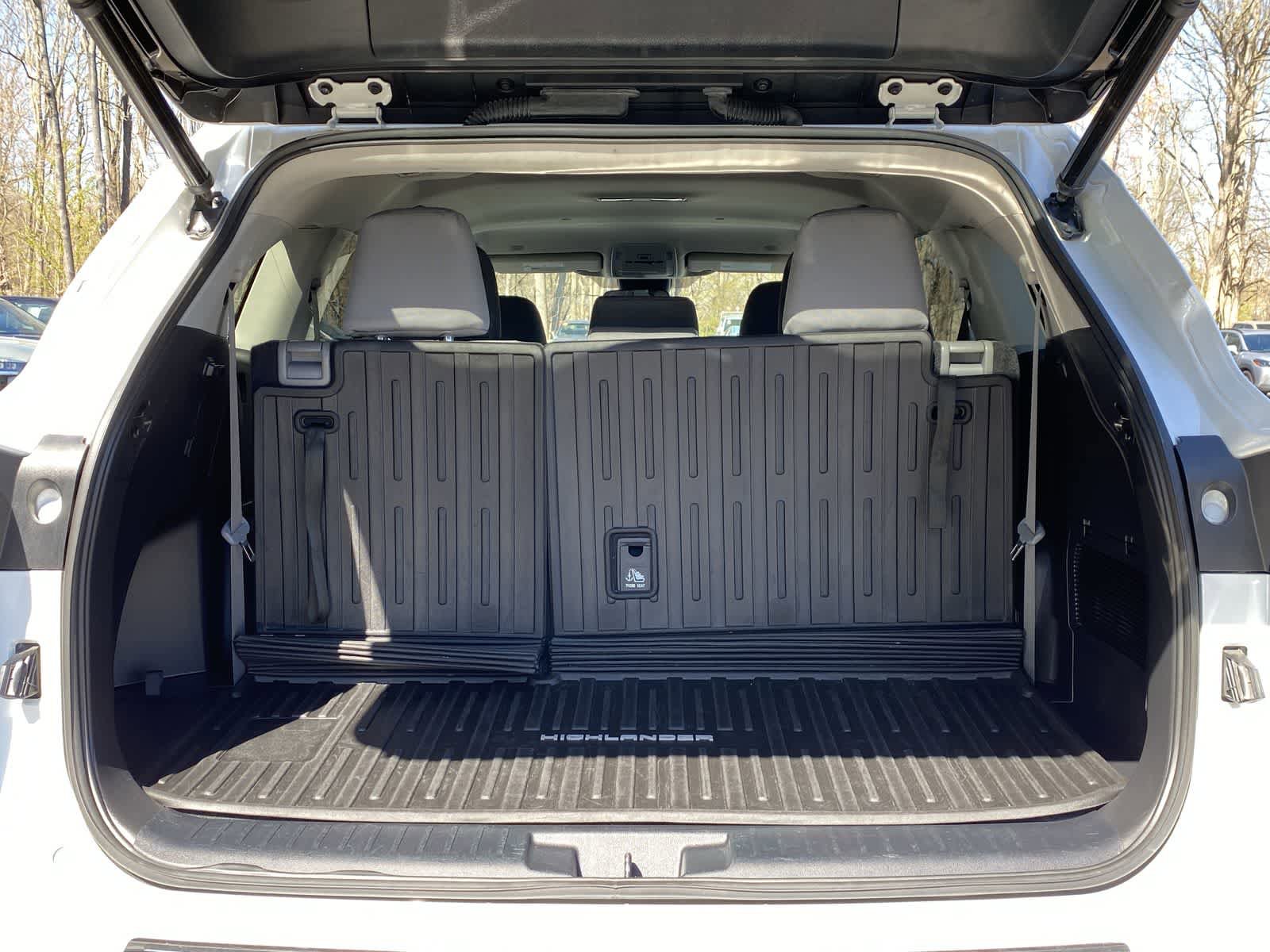 Used 2023 Toyota Highlander LE AWD/4WD image 10