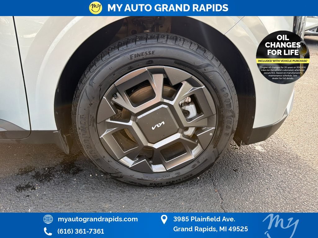 Used 2025 Kia Carnival EX FWD image 32