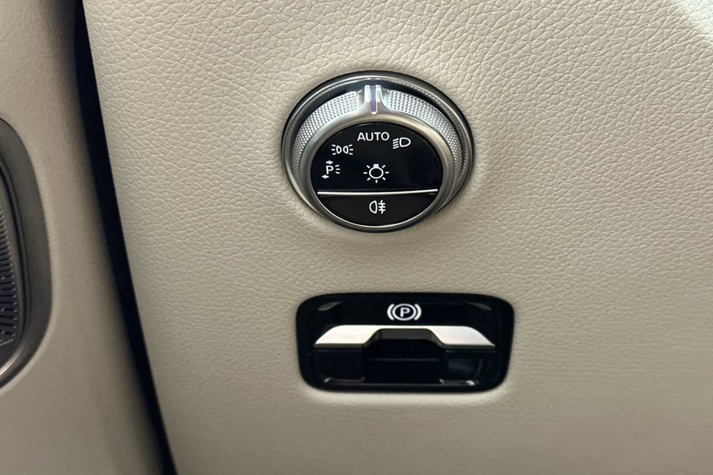 Used 2024 Mercedes-Benz GLC 300 4MATIC image 33