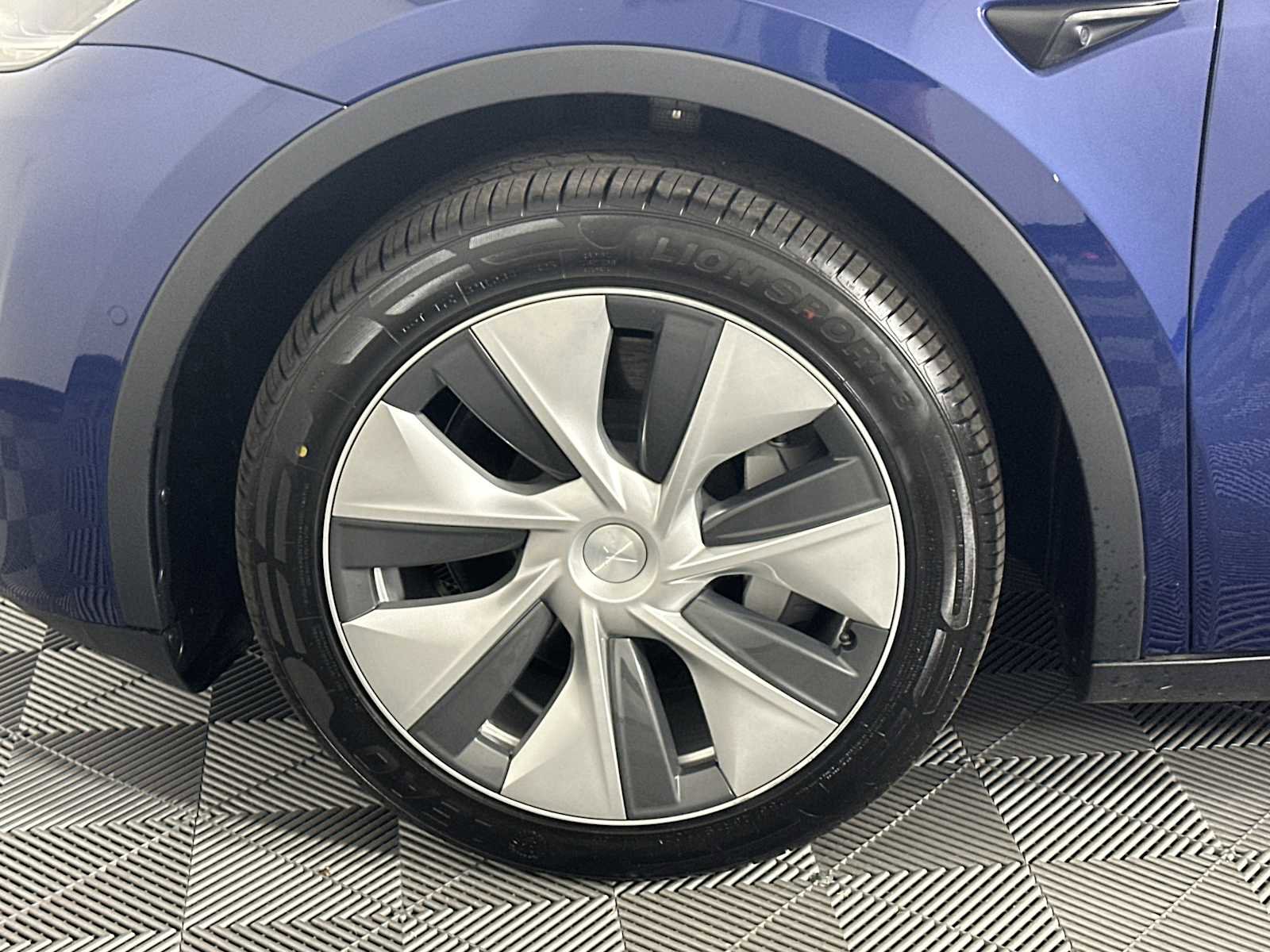 Used 2022 Tesla Model Y Long Range AWD/4WD image 11