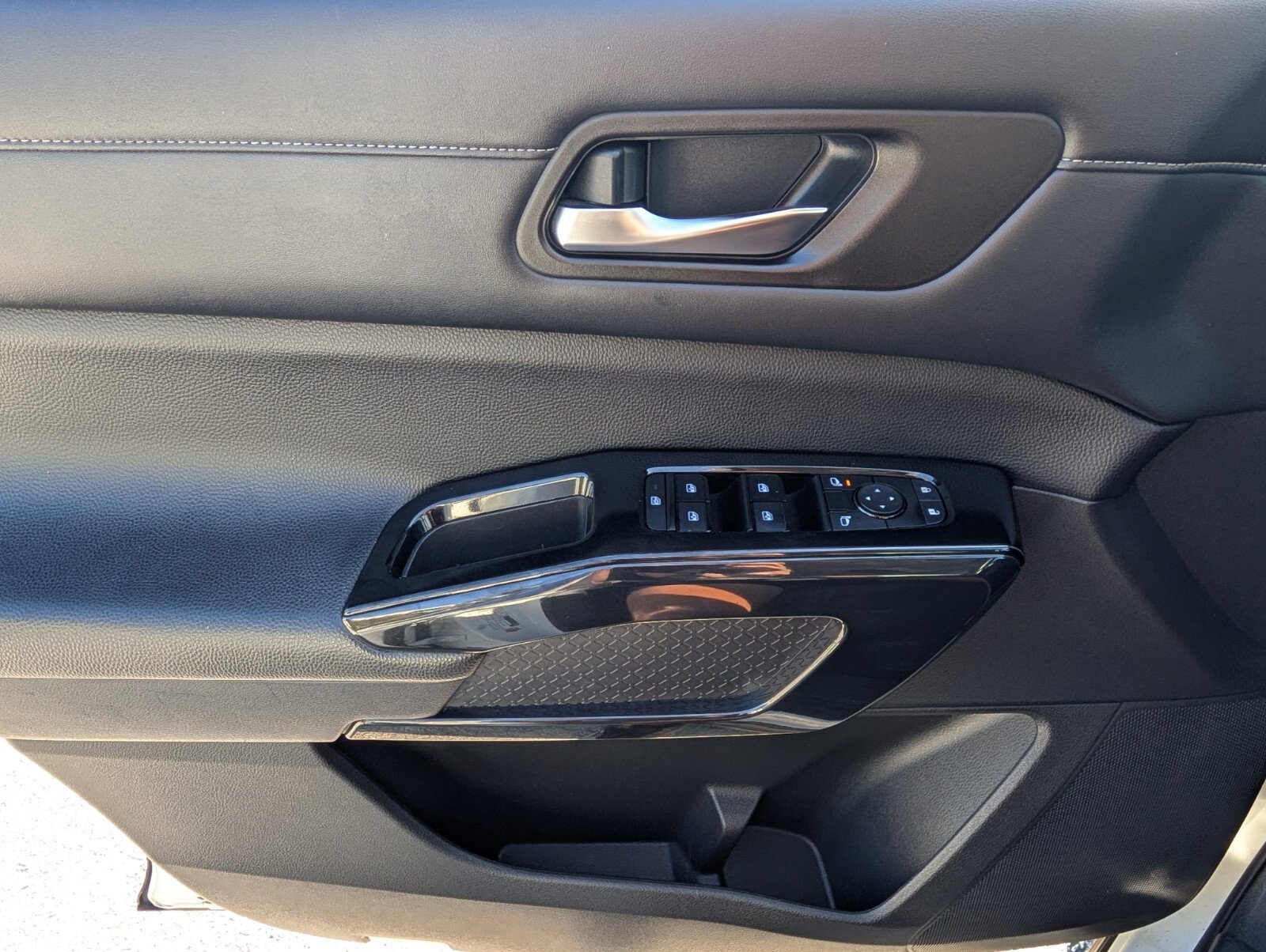 Used 2022 Nissan Pathfinder SV image 27